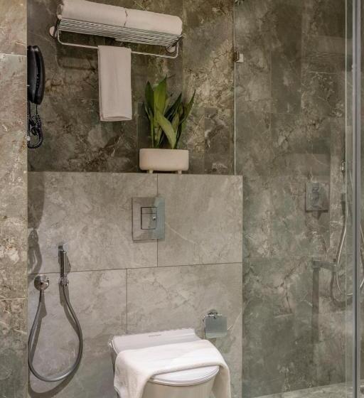 プレジデントスイートルーム, Sterling Athirappilly