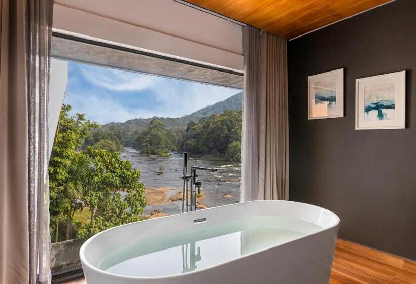 プレジデントスイートルーム, Sterling Athirappilly