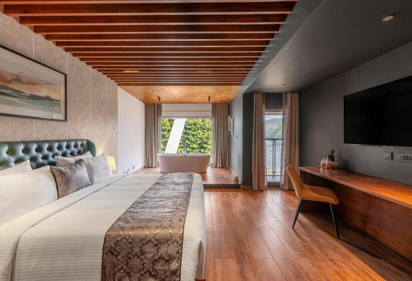 プレジデントスイートルーム, Sterling Athirappilly