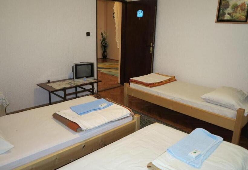 اتاق استاندارد سه نفره, Lavrnić