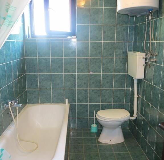 اتاق استاندارد سه نفره, Lavrnić