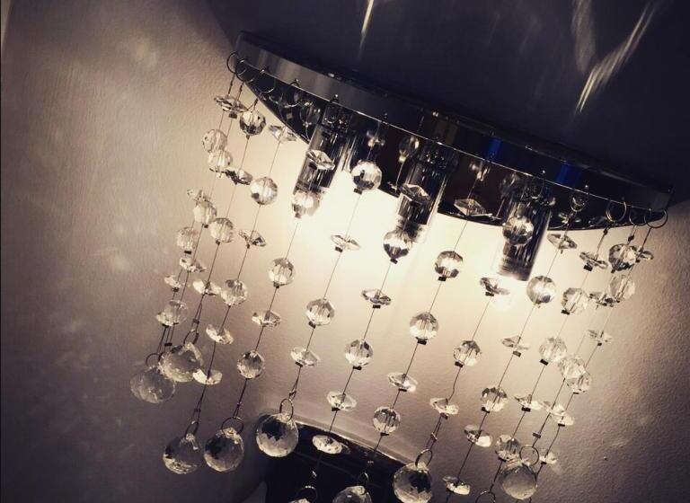 جناح مزوَّد بشرفة, B&b Crystal