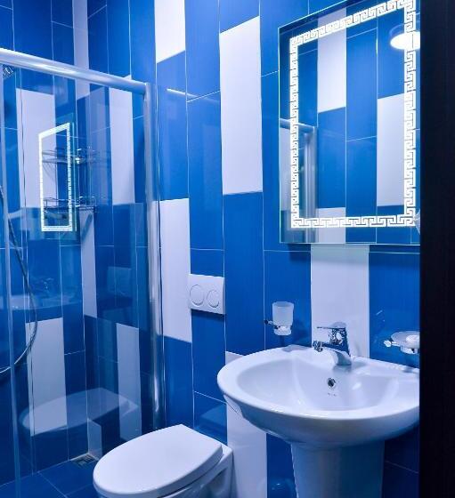 اتاق استاندارد سه تخته با سرویس بهداشتی مشترک, Lion