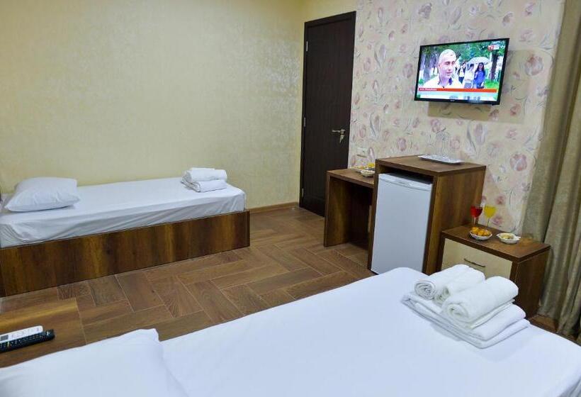 バスルーム共有のトリプルスタンダード, Lion