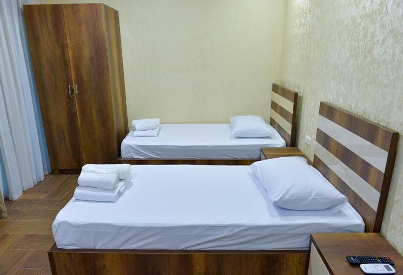 اتاق استاندارد سه تخته با سرویس بهداشتی مشترک, Lion