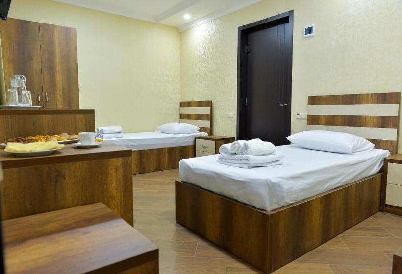 اتاق استاندارد سه نفره, Lion