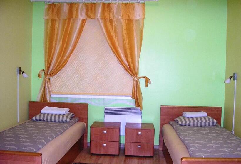 اتاق استاندارد سه نفره, Kagu Hostel