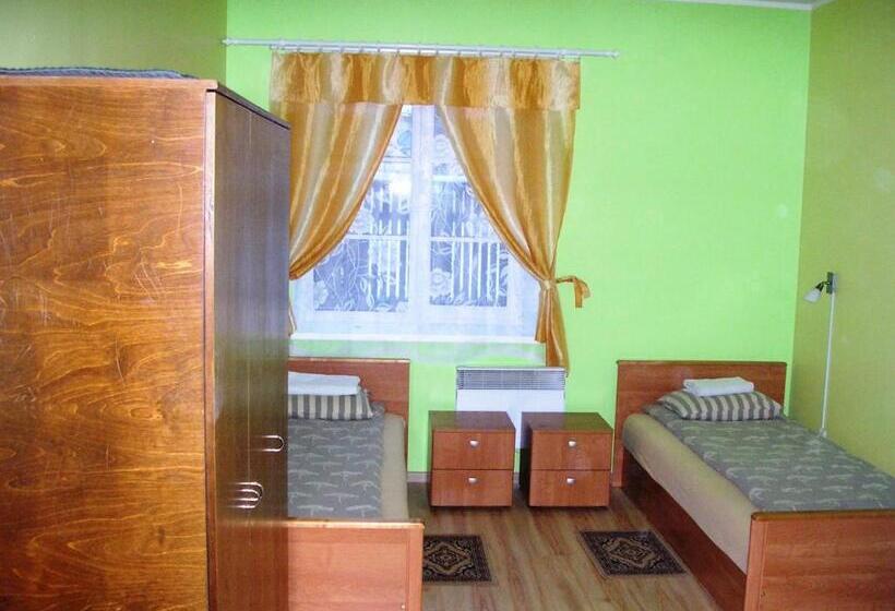 اتاق استاندارد سه نفره, Kagu Hostel