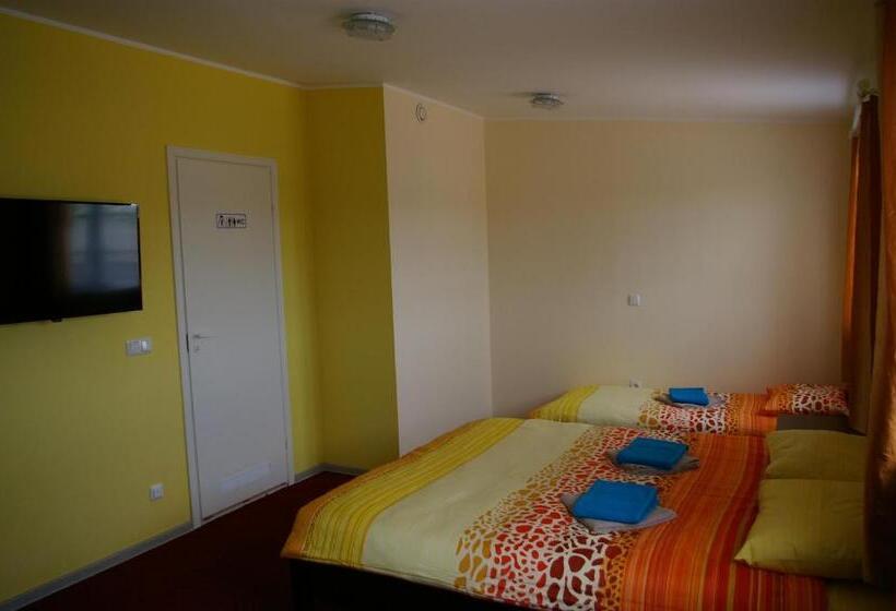 اتاق خانوادگی, Kagu Hostel