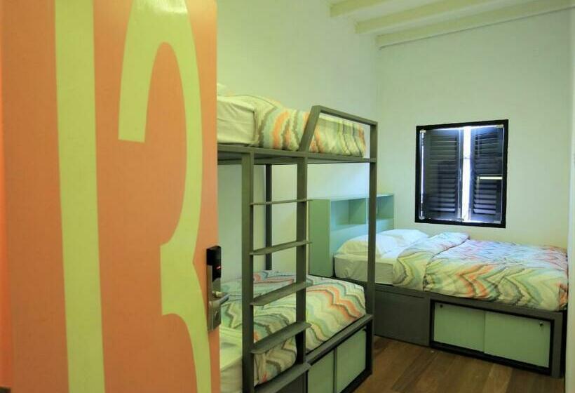 Quarto Quádruplo Standard, Nomaps Hostel