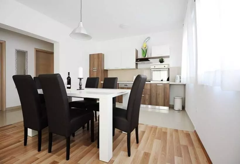 ２ベッドルームのコンフォートアパートメント, Apartments Hills