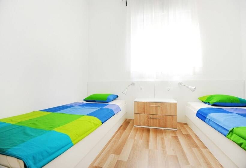 舒适两卧公寓, Apartments Hills