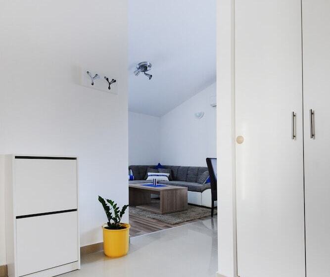 侧面带海景及2个卧室的公寓, Apartments Hills