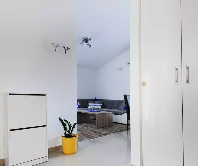 サイドオーシャンビューの２ベッドルームアパート, Apartments Hills