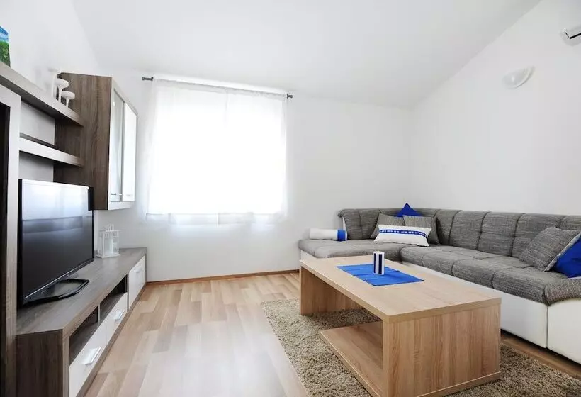 サイドオーシャンビューの２ベッドルームアパート, Apartments Hills