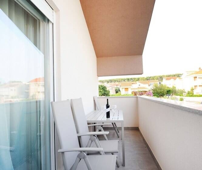 侧面带海景及2个卧室的公寓, Apartments Hills