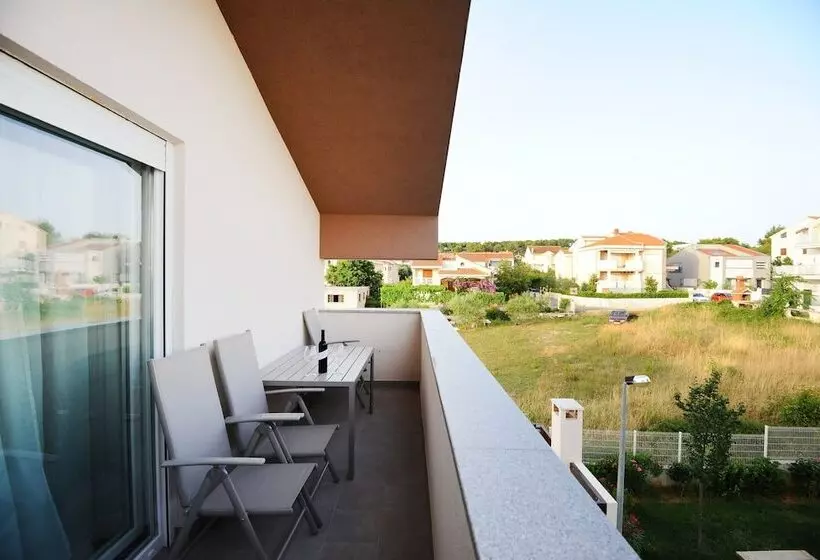 サイドオーシャンビューの２ベッドルームアパート, Apartments Hills