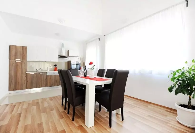 ２ベッドルームのコンフォートアパートメント, Apartments Hills