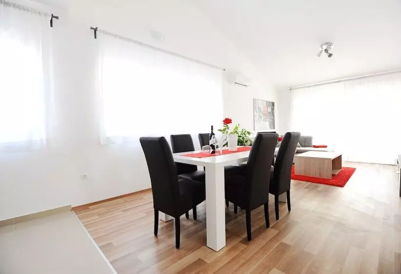 ２ベッドルームのコンフォートアパートメント, Apartments Hills