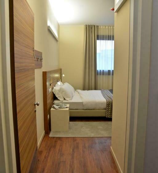 חדר סטנדרט, Forum