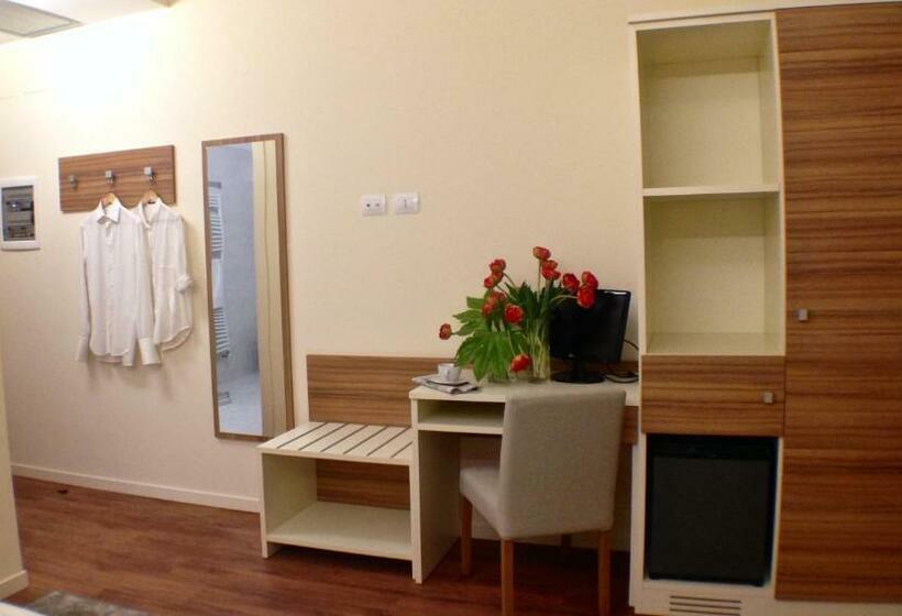 חדר סטנדרט, Forum