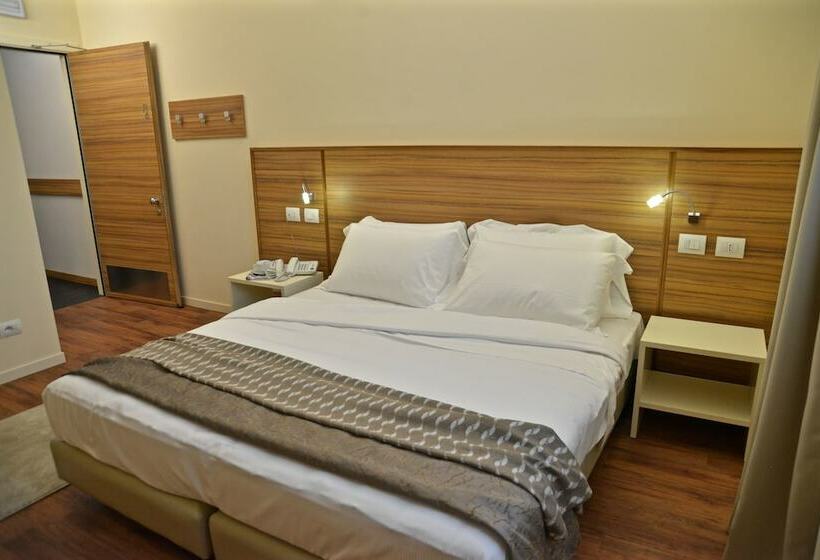 חדר סטנדרט, Forum