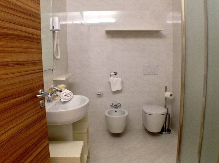 חדר סטנדרט יחיד, Forum