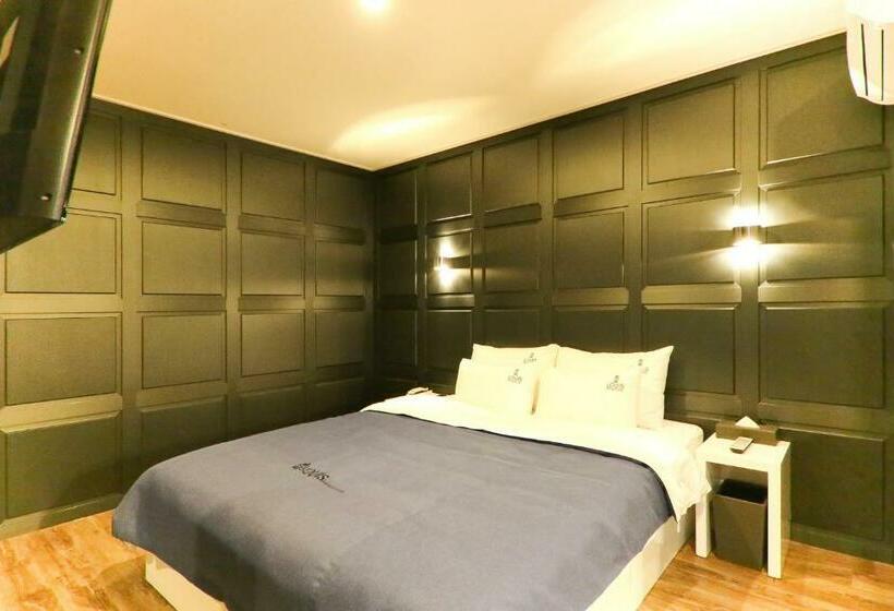 اتاق لوکس, Louis