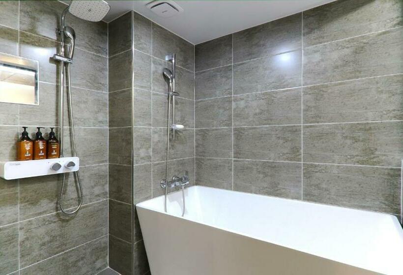 اتاق لوکس, Louis