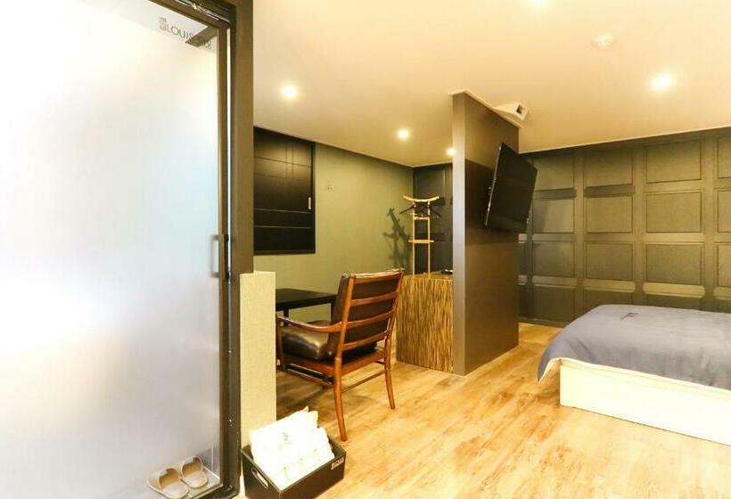 اتاق لوکس, Louis