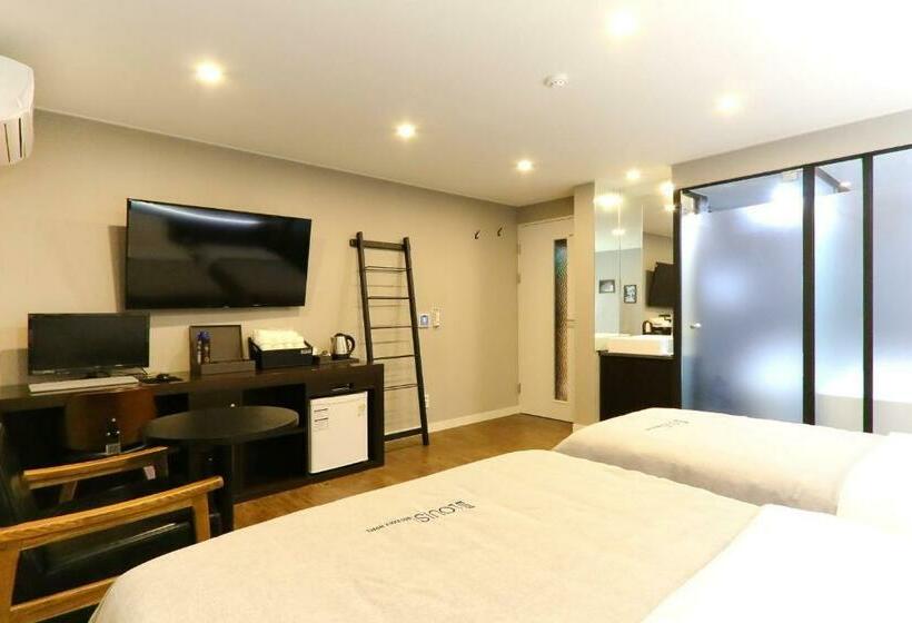 اتاق لوکس, Louis