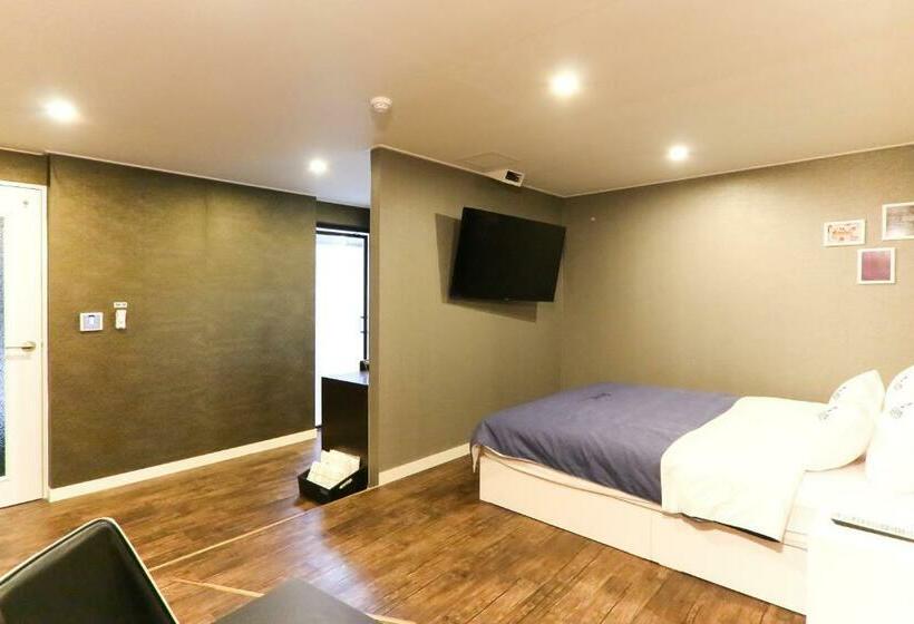 اتاق لوکس, Louis