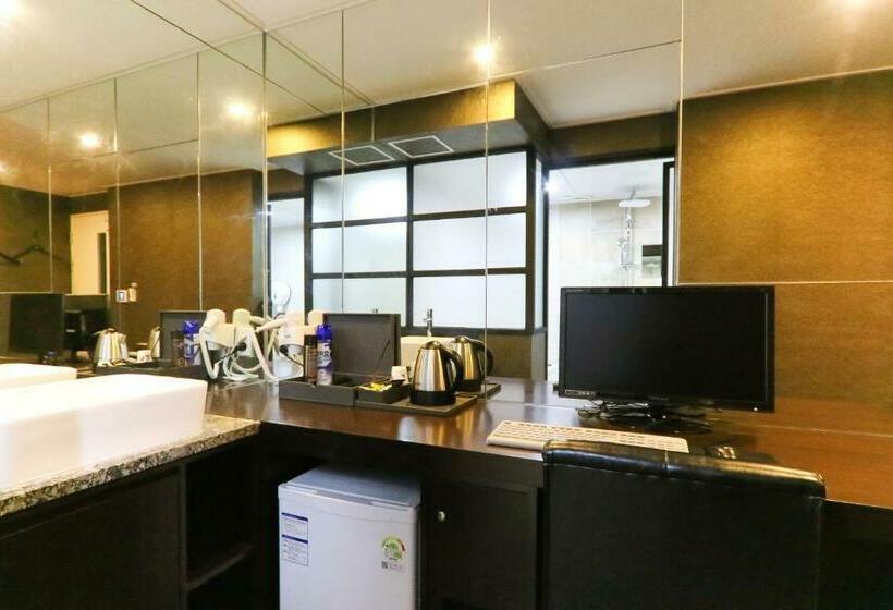 اتاق لوکس, Louis