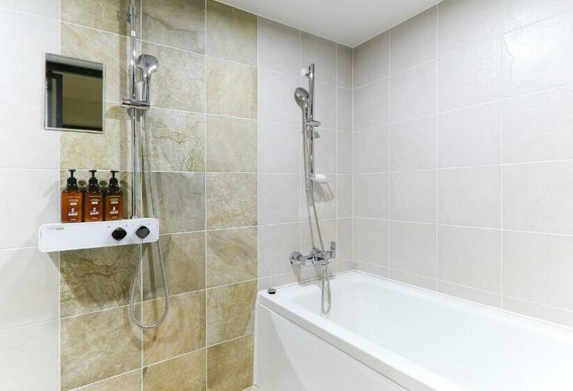 اتاق لوکس, Louis