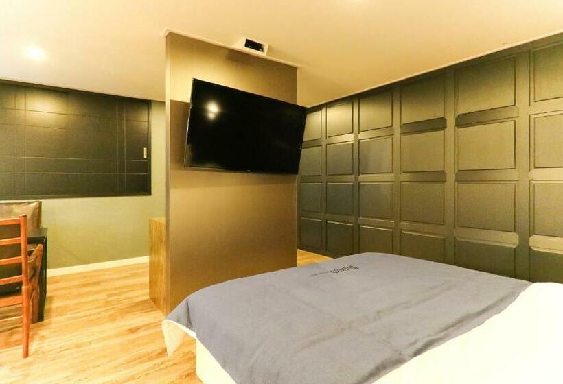 اتاق لوکس, Louis