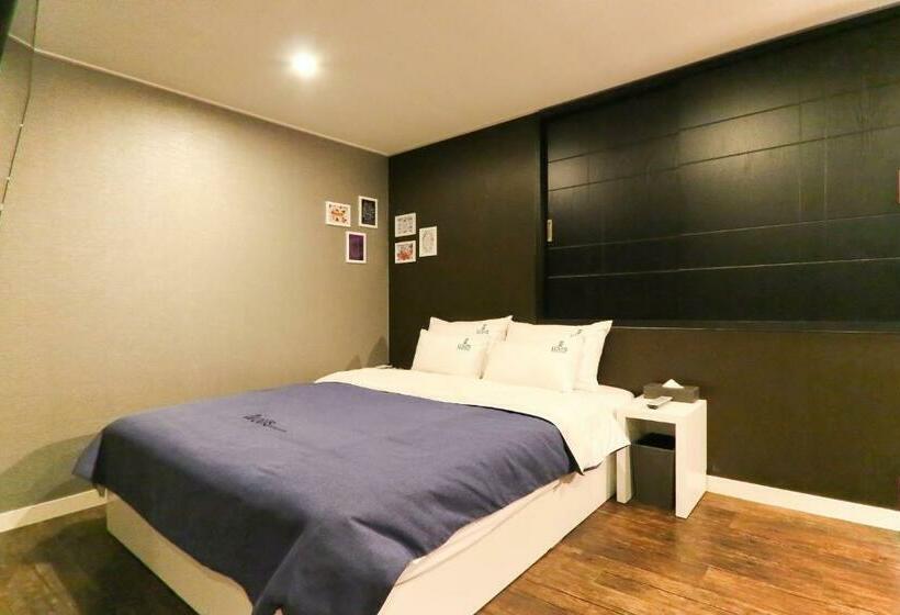 اتاق لوکس, Louis