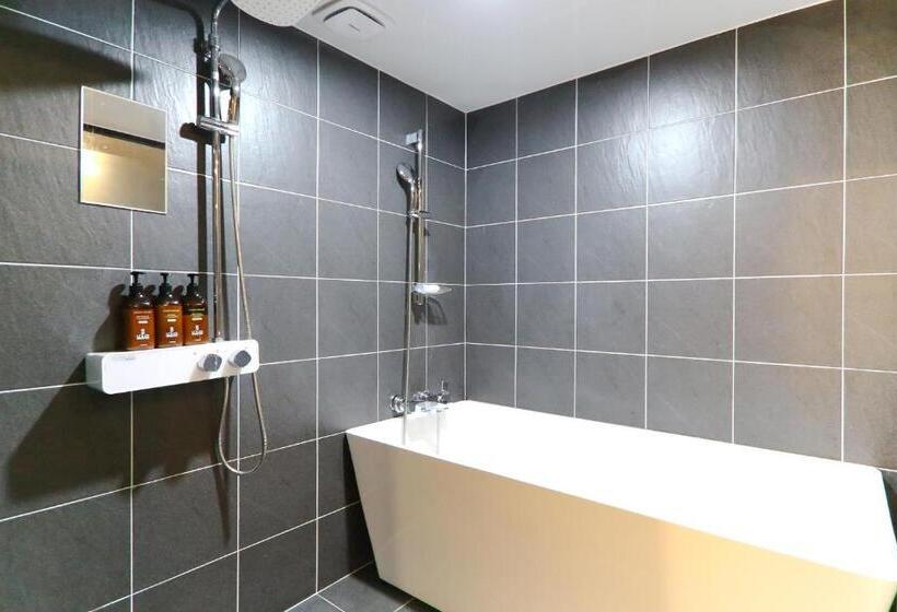 اتاق لوکس, Louis