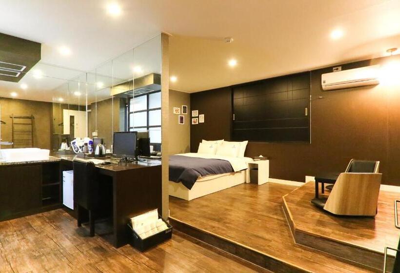 اتاق لوکس, Louis