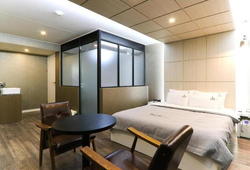 اتاق لوکس, Louis