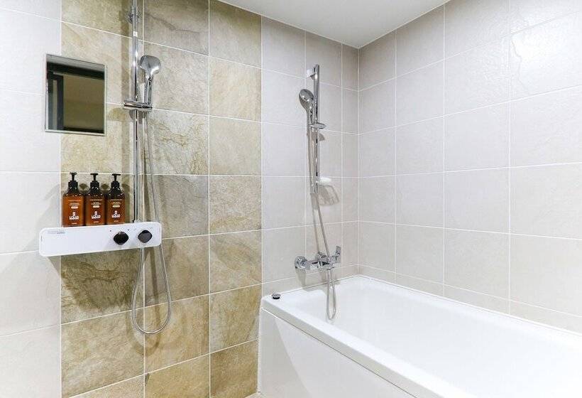 اتاق لوکس, Louis