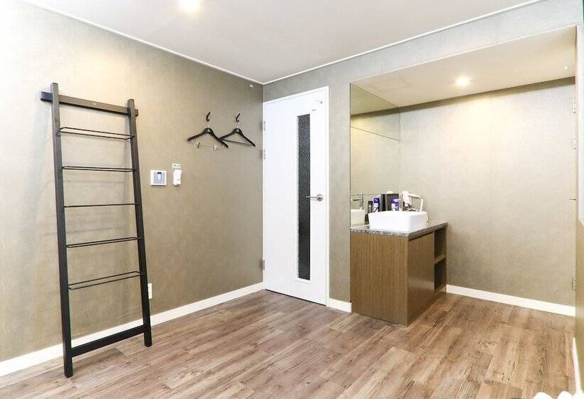 اتاق لوکس, Louis