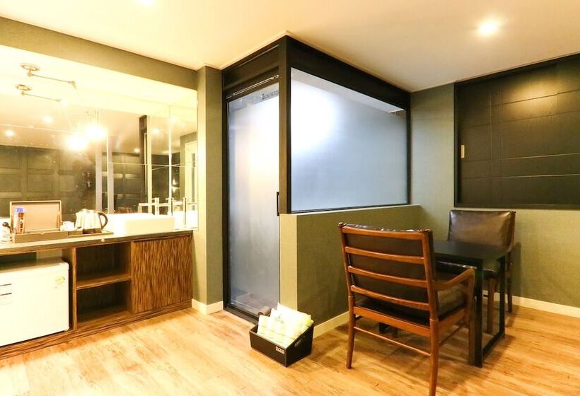 اتاق لوکس, Louis