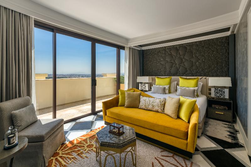 اتاق لوکس, Louis