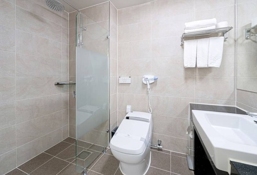اتاق لوکس با چشم‌انداز دریا, The Hotel Soo