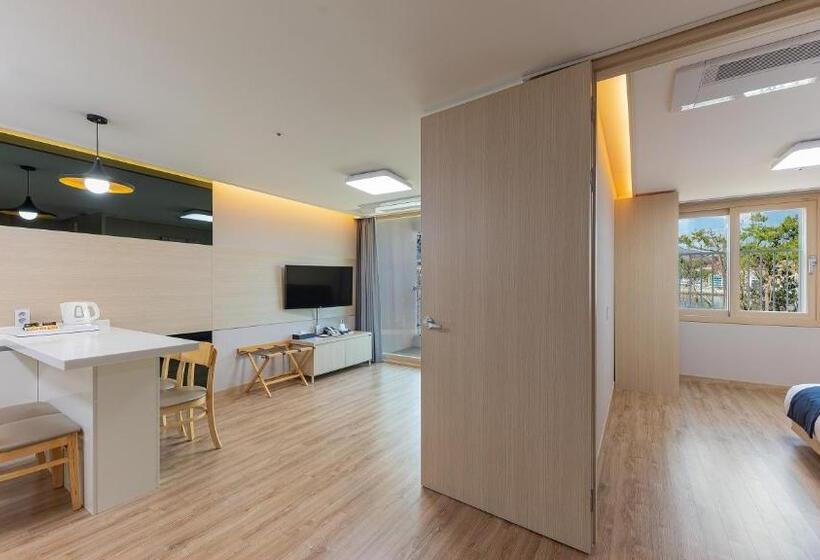 חדר משפחתי, The Hotel Soo