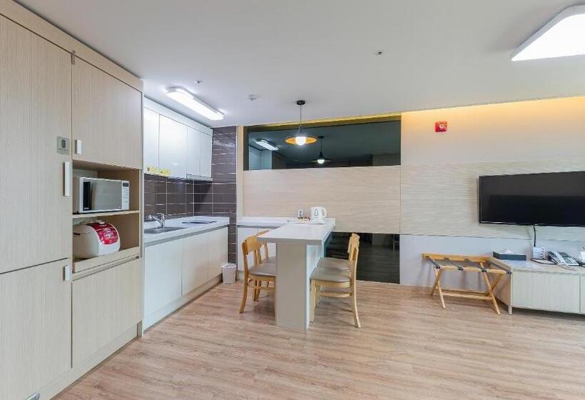 חדר משפחתי, The Hotel Soo