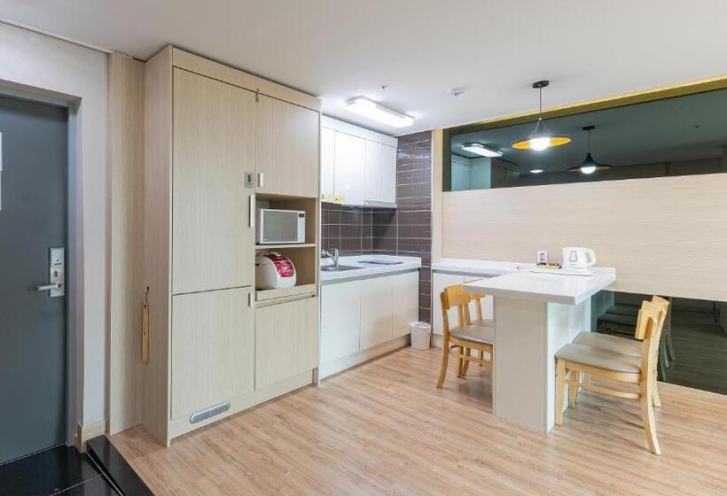 חדר משפחתי, The Hotel Soo