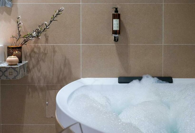 Полулюкс, Lucenova Suite Guest House