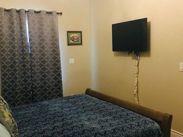 اتاق استاندارد با سرویس بهداشتی مشترک, Wg Creole House 1850