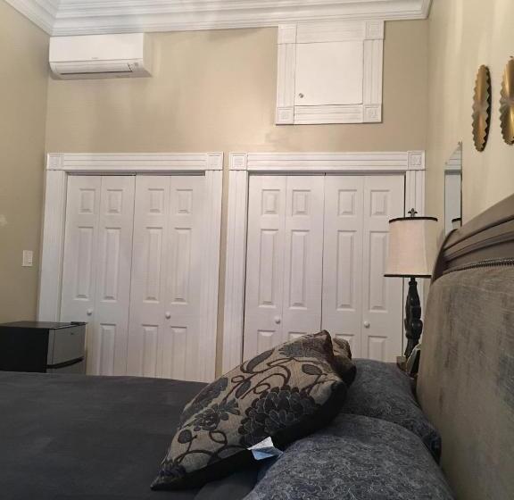 اتاق استاندارد با سرویس بهداشتی مشترک, Wg Creole House 1850